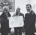 52 Ramallah (Palestina) 2000, Palazzo Mucada, il Presidente Yasser Arafat riceve l'opera Peace di Guadagnuolo